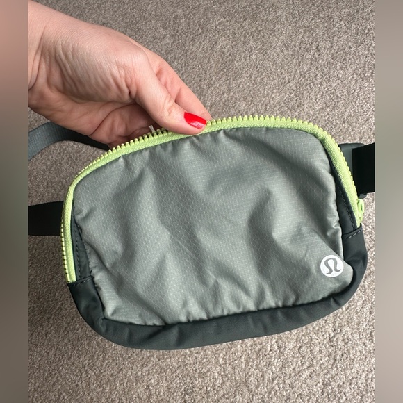 lululemon Everywhere Belt Bag (1L) in the Green Fern / Smoked Spruce / Neo Mint - Picture 3 of 5